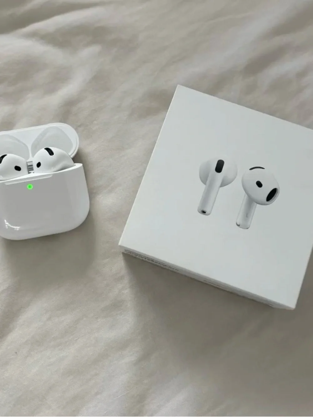 Apple AirPods Pro Charging Case and Earbuds in White